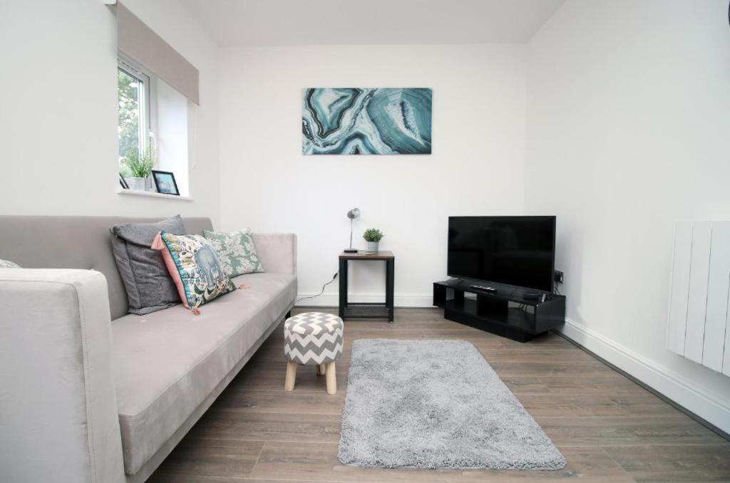 Spacious 2 Bedroom With Free Parking Apartment *