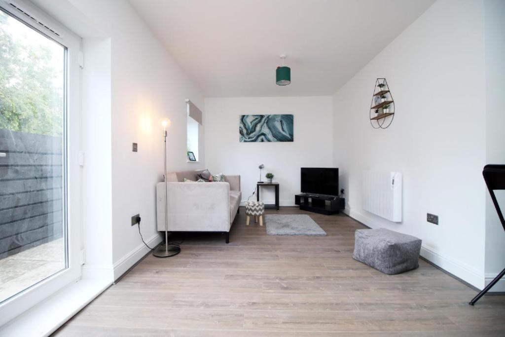 Spacious 2 Bedroom With Free Parking Apartment *