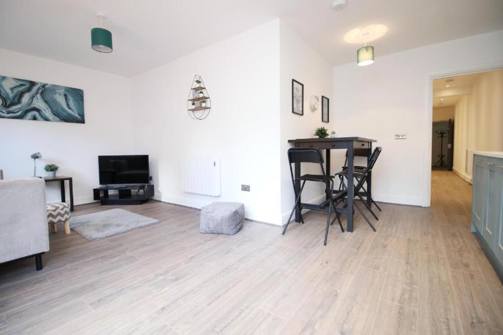 Spacious 2 Bedroom With Free Parking Apartment Cardiff