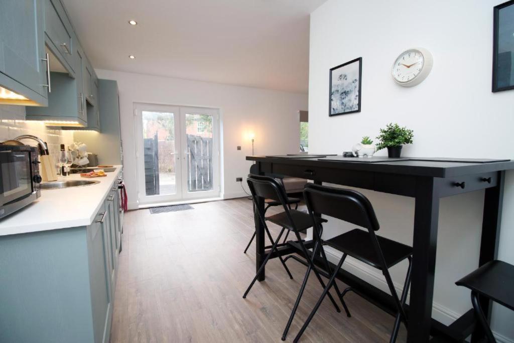 Spacious 2 Bedroom With Free Parking Apartment Cardiff