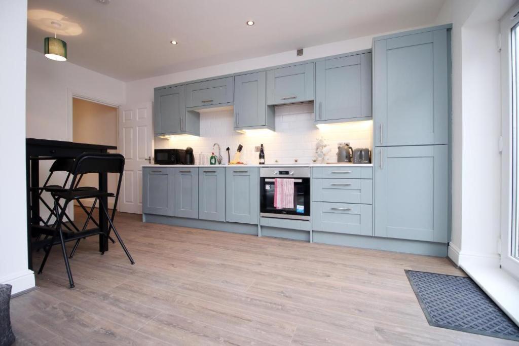 Apartment Spacious 2 Bedroom With Free Parking *